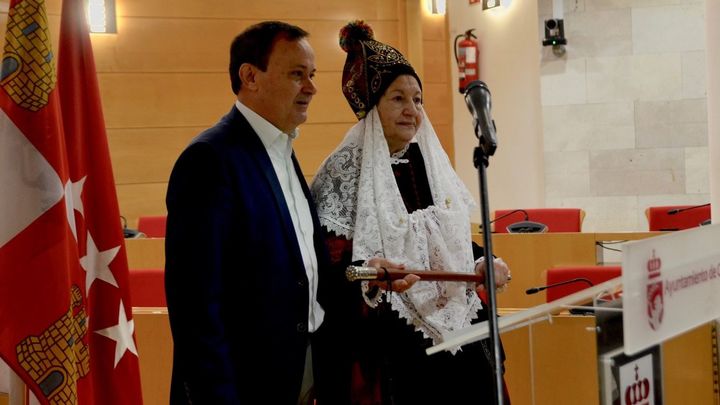 Soledad Arrotes, alcaldesa de Coslada por un día, junto al regidor Ángel Viveros / AYTO COSLADA