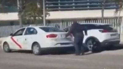 Un taxista saca una muleta del maletero y agrede a un conductor por una discusión de tráfico