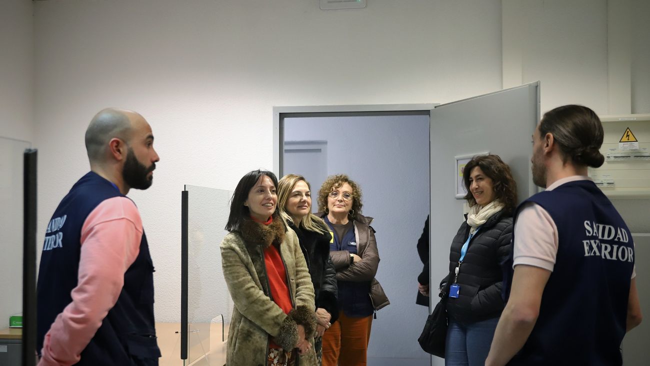 La delegada del Gobierno visita en Barajas la 'frontera' de Madrid