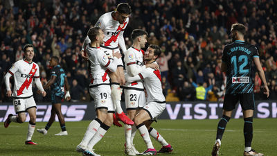 El Rayo se mete en la carrera por Europa tras ganar 2-0 al Almería