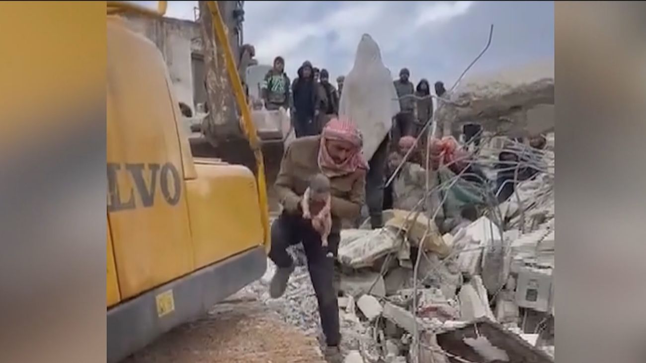 'Bebé milagro' en Turquía, nace un bebé entre los escombros