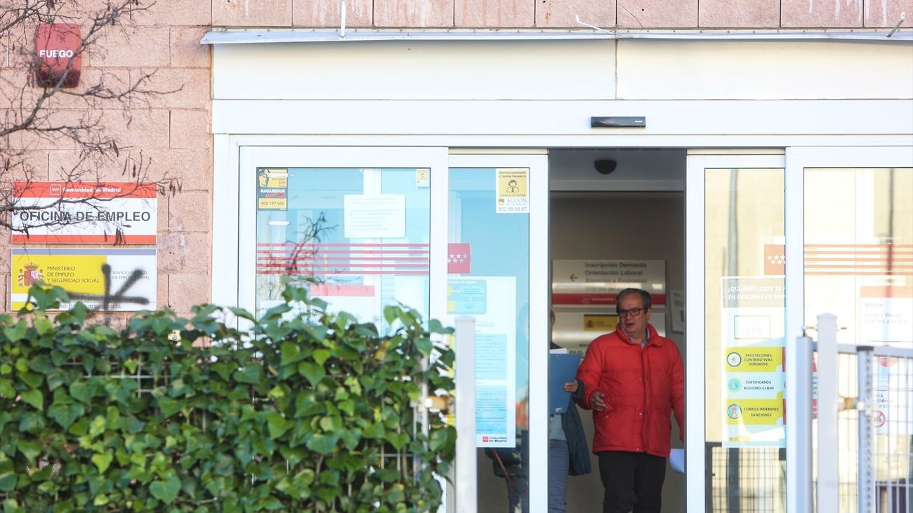 Una persona saliendo de una oficina de empleo