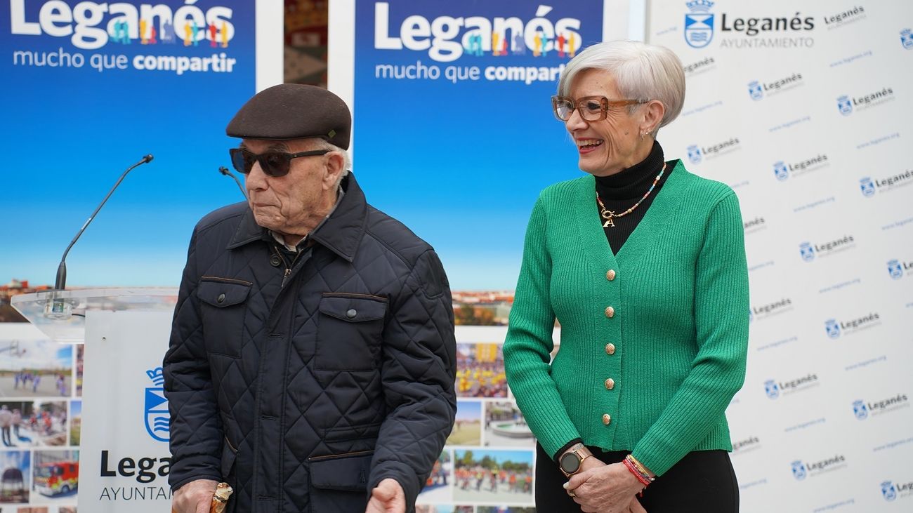 Ángel de la Cruz Guzmán junto a la responsable de Mayores de Leganés, Angelines Micó