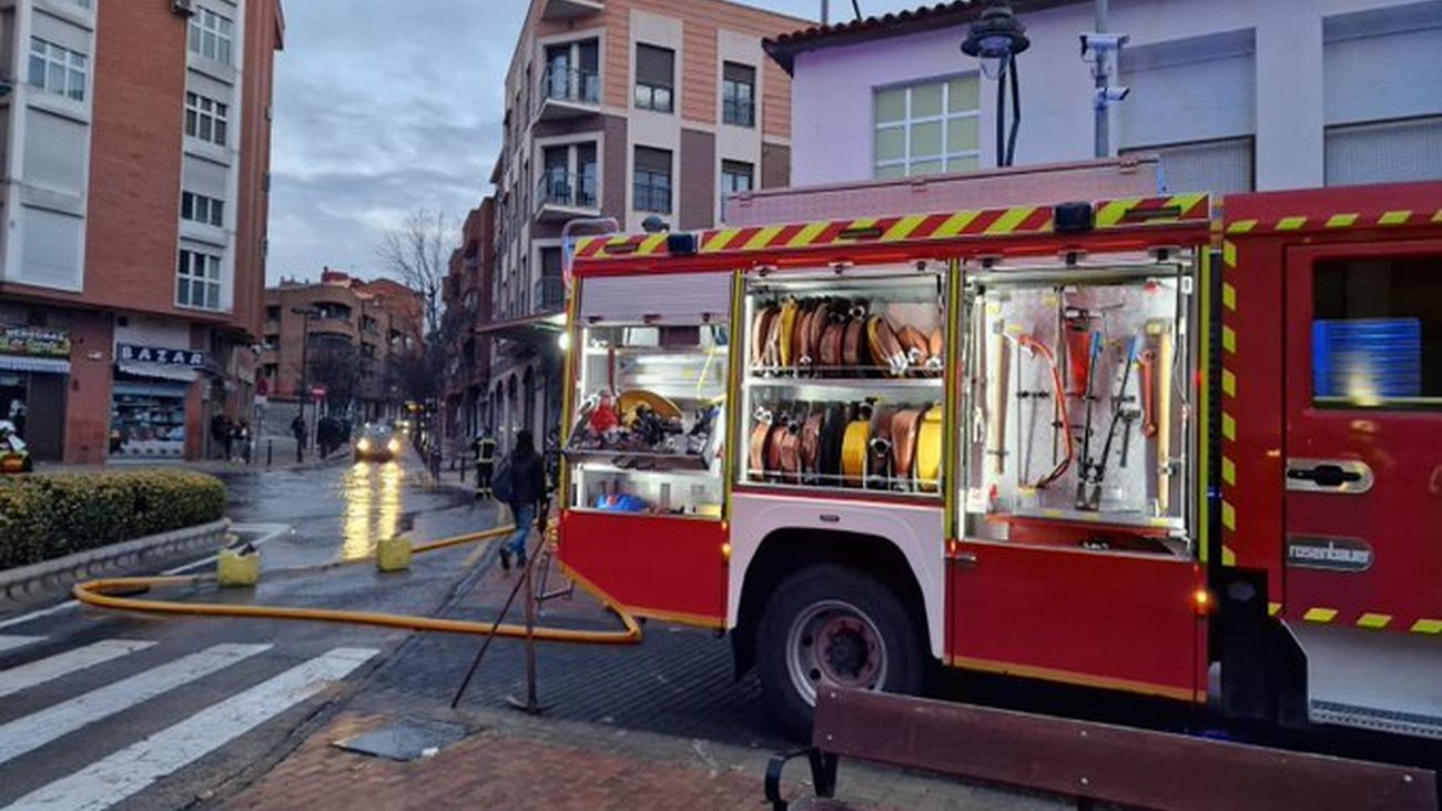 Labores de achique de los bomberos tras la rotura de una tubería del Canal de Isabel II en Getafe