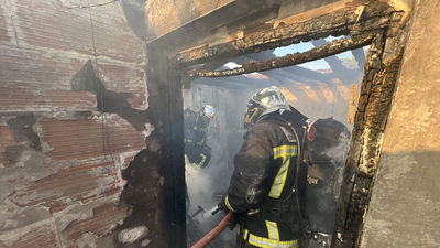 Arde una casa unifamiliar en Navalagamella