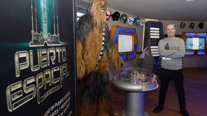 El escultor asturiano Juan Villa posa en una de las estancias de Puerto Espacial, una recreación del universo de Star Wars en la localidad vallisoletana de Valoria la Buena / EFE/ Nacho Gallego