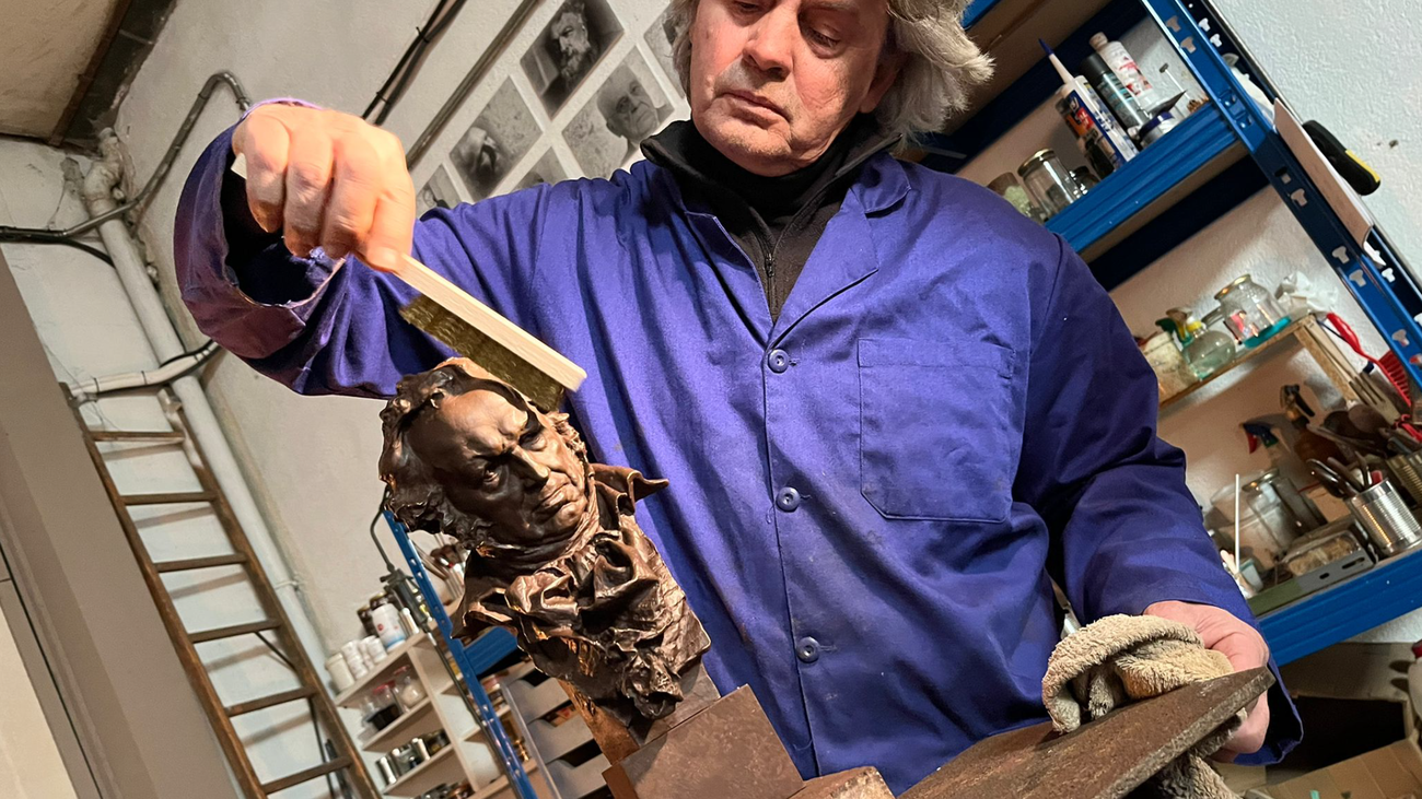 Así se hacen en Paracuellos las estatuillas de los Premios Goya