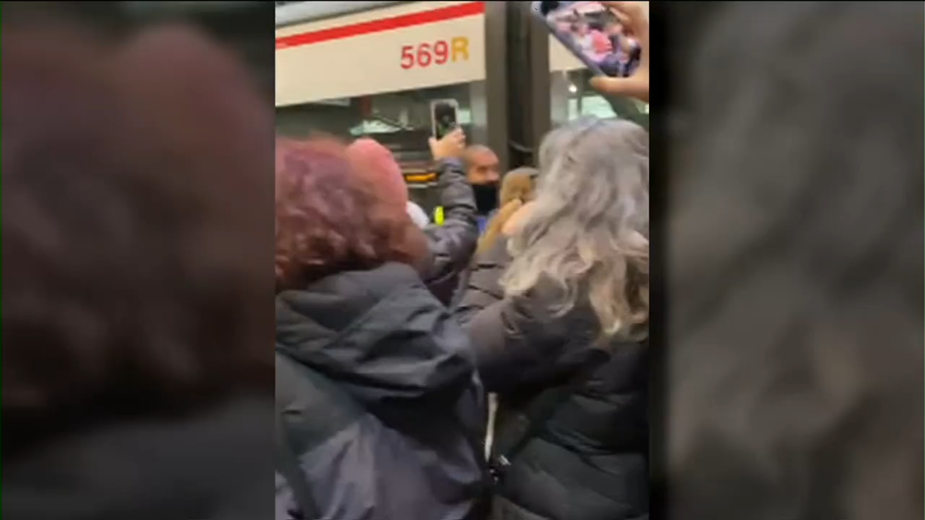 Bronca en Cercanías Madrid: golpes a los trenes en Atocha, un hombre en medio de la vía...