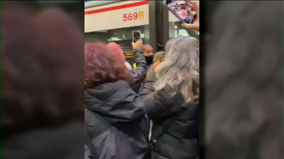 Bronca en Cercanías Madrid: golpes a los trenes en Atocha, un hombre en medio de la vía...
