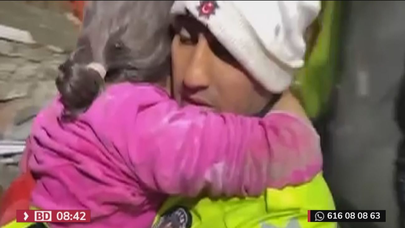Rescatan a  una madre y una niña de dos años en Turquía tras 44  horas bajo los escombros