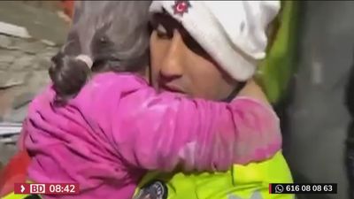 Rescatan a  una madre y una niña de dos años en Turquía tras 44  horas bajo los escombros