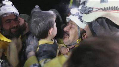 Siguen los rescates milagrosos en Turquía mientras aumenta la cifra de muertos