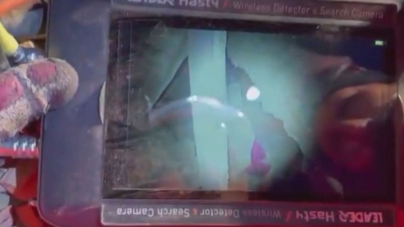 Los miembros del ERICAM rescatan a un superviviente del terremoto de Turquía