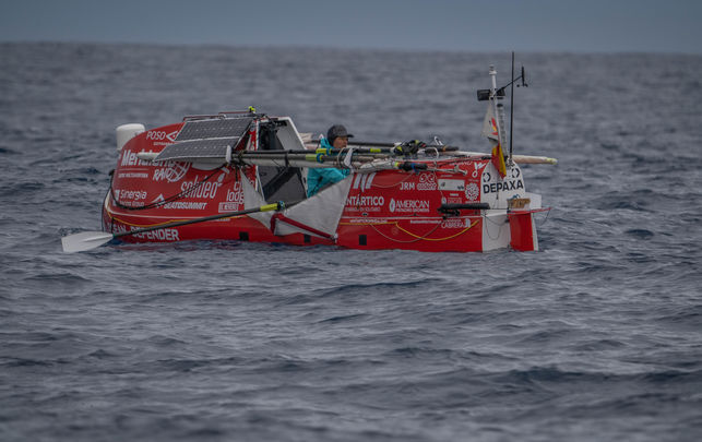 El aventurero Antonio de la Rosa, en su embarcación Ocean Defender, remando camino de la Antártida / POSO VISUAL
