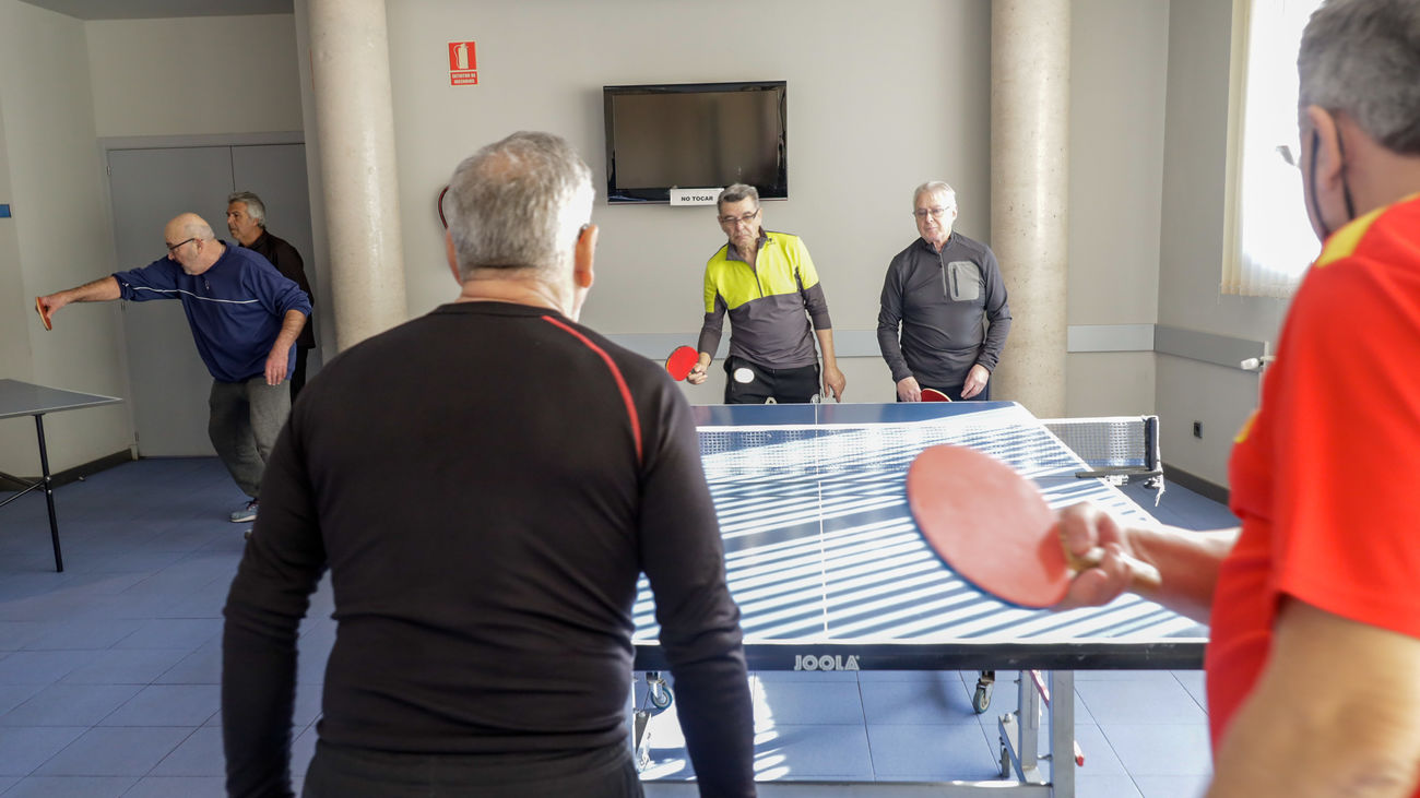 Personas juegan al tenis de mesa en un centro social de Móstoles