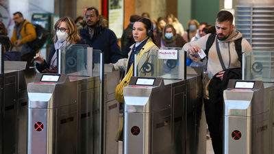 El virólogo Ortiz de Lejarazu: "Mantener la mascarilla en farmacias y hospitales es una anomalía"