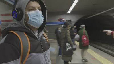 La mascarilla se resiste a desaparecer del metro y del autobús pese a no ser ya obligatoria