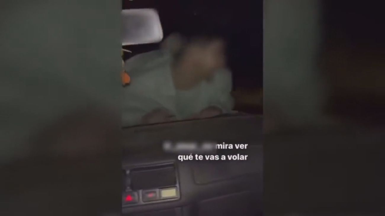 Se buscan: iban a 80 kilómetros por hora, de noche y uno de ellos subido en el capó