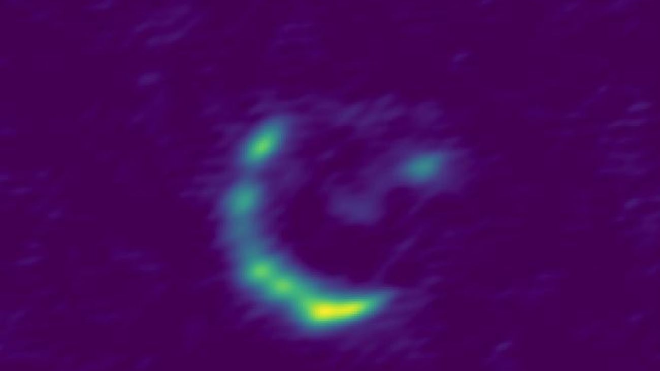 La galaxia magnificada por lente gravitacional captada con el interferómetro ALMA.