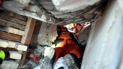 En Turquía y Siria los equipos de rescate trabajan ya "fuera de tiempo y en busca de milagros"
