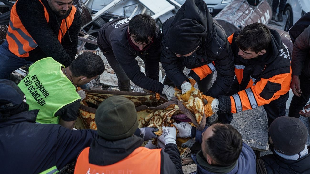 Ascienden a más de 16.000 los muertos por el terremoto