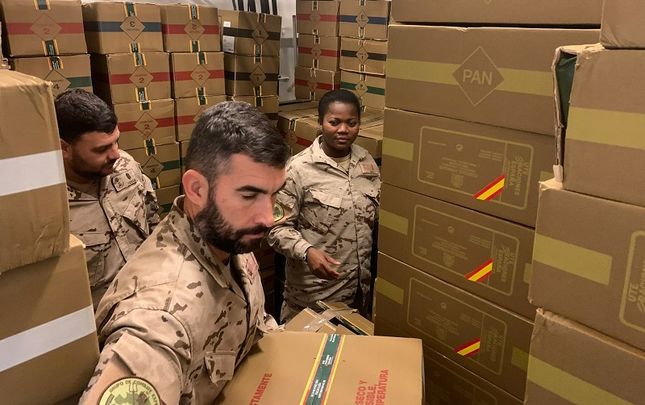 Militares españoles cargan raciones de emergencia con destino a las poblaciones afectadas por el terremoto / DEFENSA