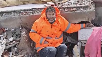 La imagen que da la vuelta al mundo: Mesut no suelta la mano de su hija muerta en Turquía