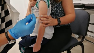 El pico de la gripe remite pero sigue alto en niños