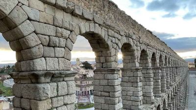 Denuncian al ciudadano que subastó una piedra del acueducto de Segovia por internet