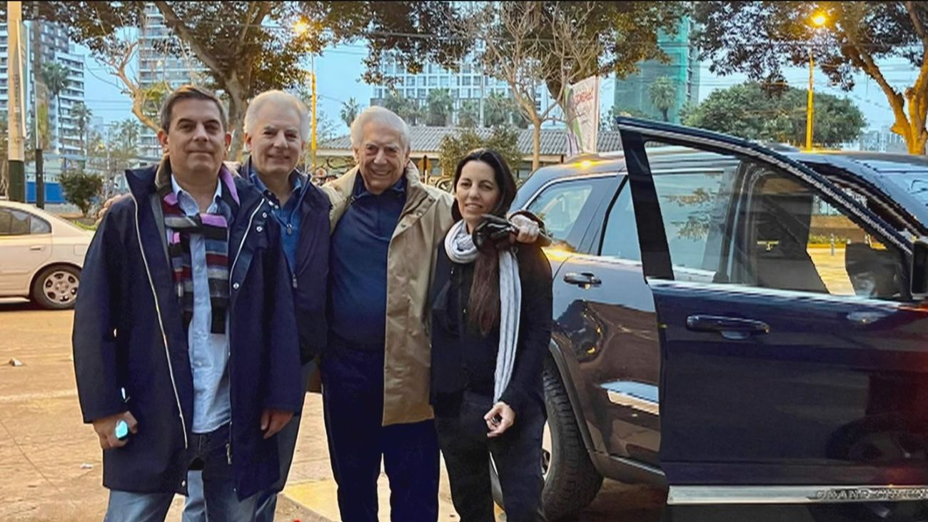 Los hijos de Vargas Llosa salen en defensa de su padre: "¿Quién se cree que es?