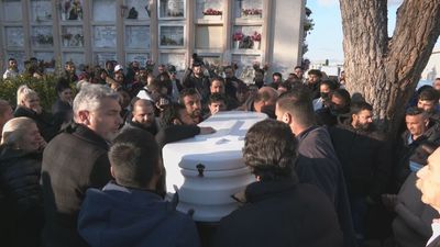 Ángel, el menor desaparecido, descansa en paz en el cementerio de Carabanchel