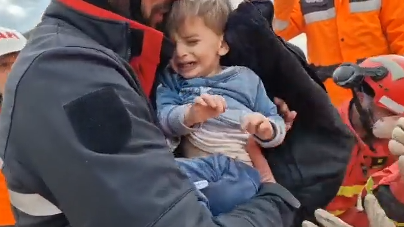 La UME rescata con vida a dos niños y a su madre cinco días después del terremoto