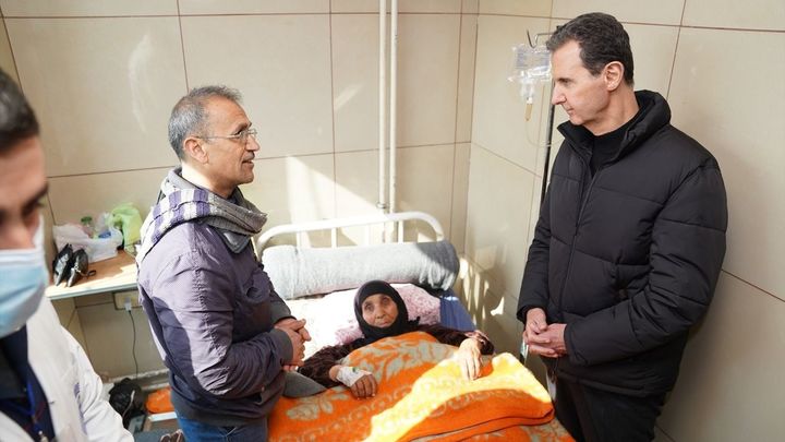 El presidente de Siria, Bashar al Assad, durante una visita en Alepo a víctimas de los terremotos / EUROPA PRESS