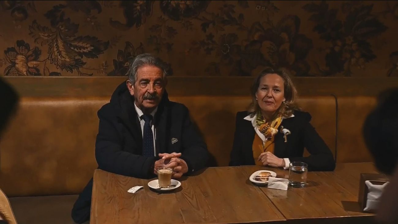 Revilla traslada su "cabreo e indignación" por los trenes a Calviño, que pide "prudencia"