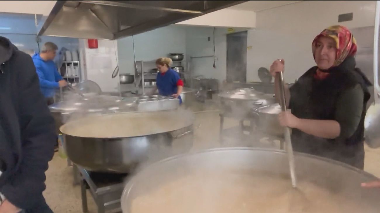 El chef José Andrés reparte en Turquía comida caliente a rescatistas y damnificados del terremoto