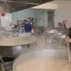El chef José Andrés reparte en Turquía comida caliente a rescatistas y damnificados del terremoto