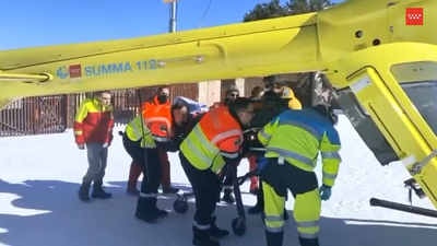 Trasladan en helicóptero a un esquiador tras sufrir una caída en Valdesquí