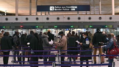 Un paro sorpresa anula la mitad de los vuelos en el aeropuerto de París-Orly