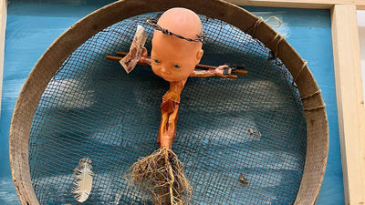 Polémica en Fuenlabrada por una exposición que ridiculiza los símbolos cristianos