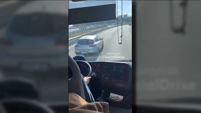 Maniobras peligrosas en la M-607: un coche obstaculiza el paso de un autobús