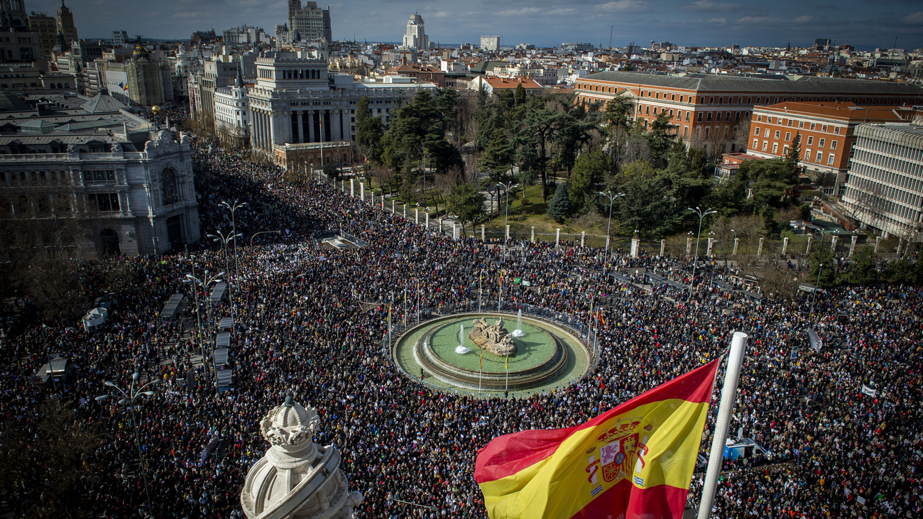 Decenas de miles de personas marchan  en Madrid en defensa de la sanidad pública con insultos a Ayuso