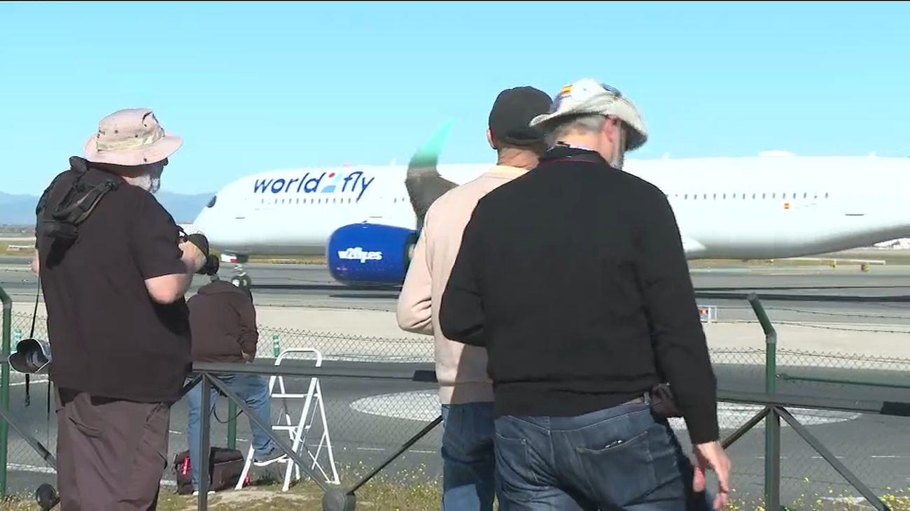 Un mirador para fotografiar aviones en Barajas, único en España