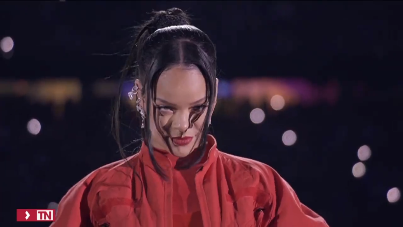 Rihanna revela su segundo embarazo en un espectacular concierto en el Super Bowl