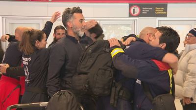 "Siempre se queda allí algo de ti", vuelven a Madrid los Bomberos que viajaron a Turquía