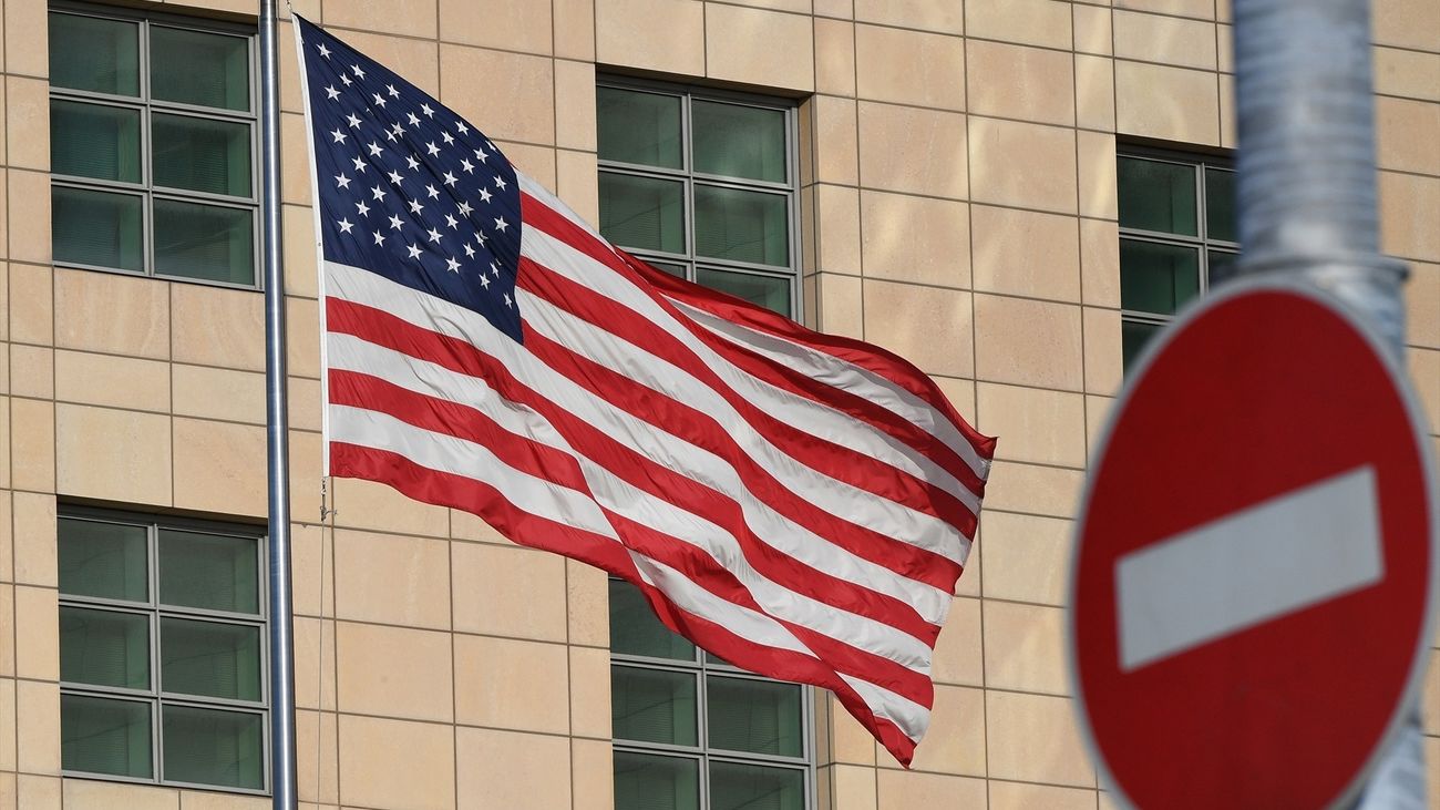 Bandera de EE.UU. en la embajada norteamericana en Moscú