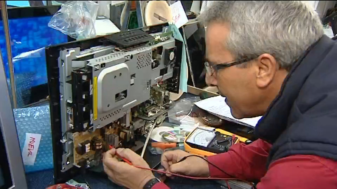 El auge de las tiendas de reparaciones, ¿Se acaba el 'comprar, usar y tirar'?