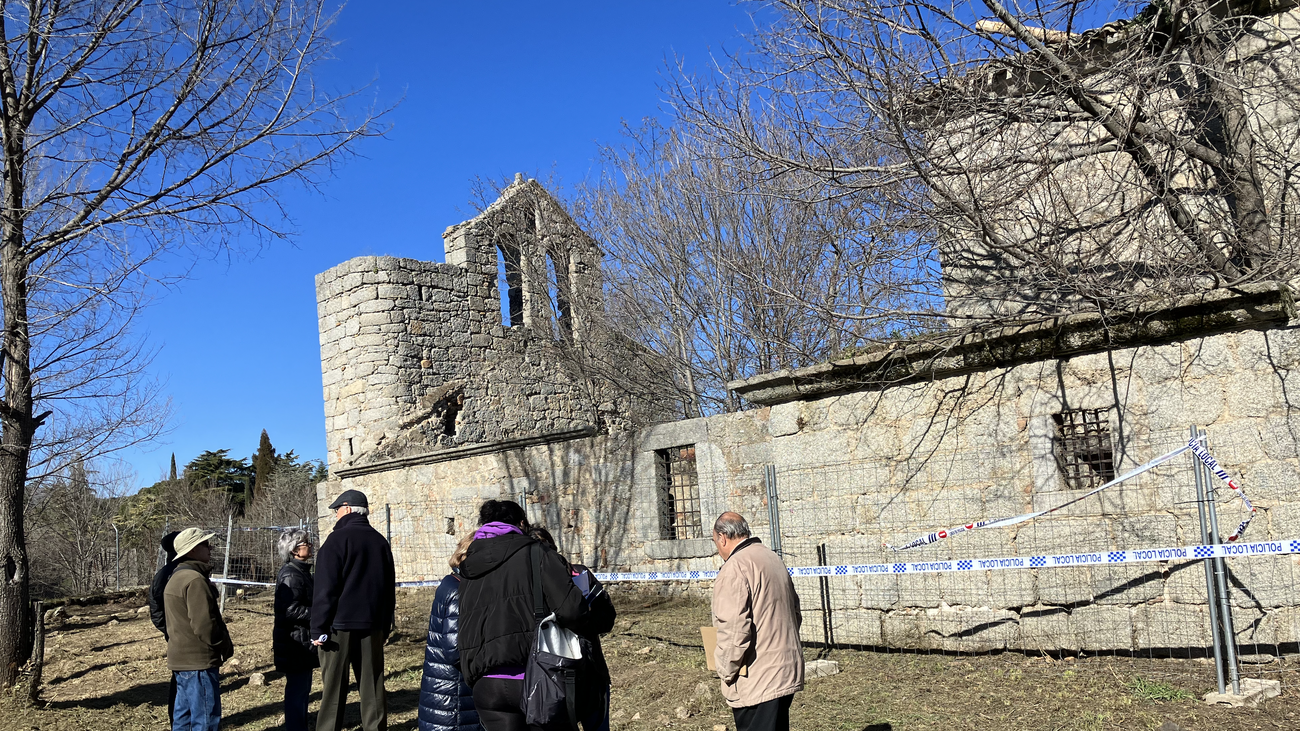 Visita municipal y de miembros de Salvemos Navalquejigo al conjunto amenazado de ruina