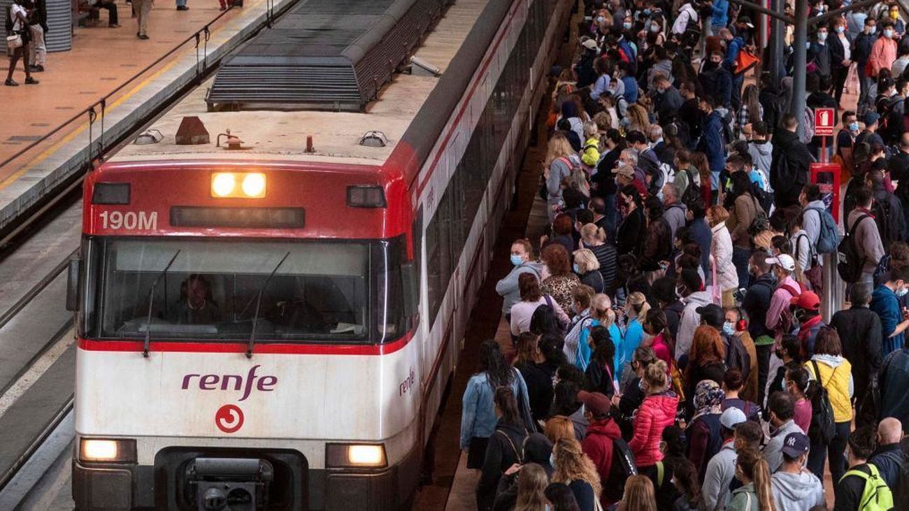 Usuarios de Cercanías en la Estación de Atocha