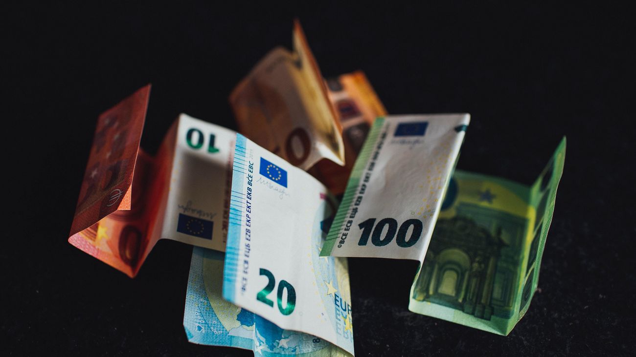 Cuidado con los 'gastos vampiro': pagos innecesarios que no ves y reducen el ahorro mensual