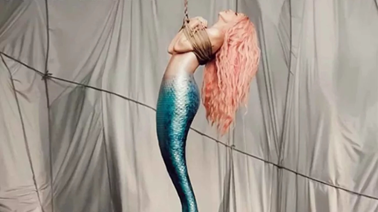 Shakira disfrazada de sirena en la portada de 'Copa Vacía'